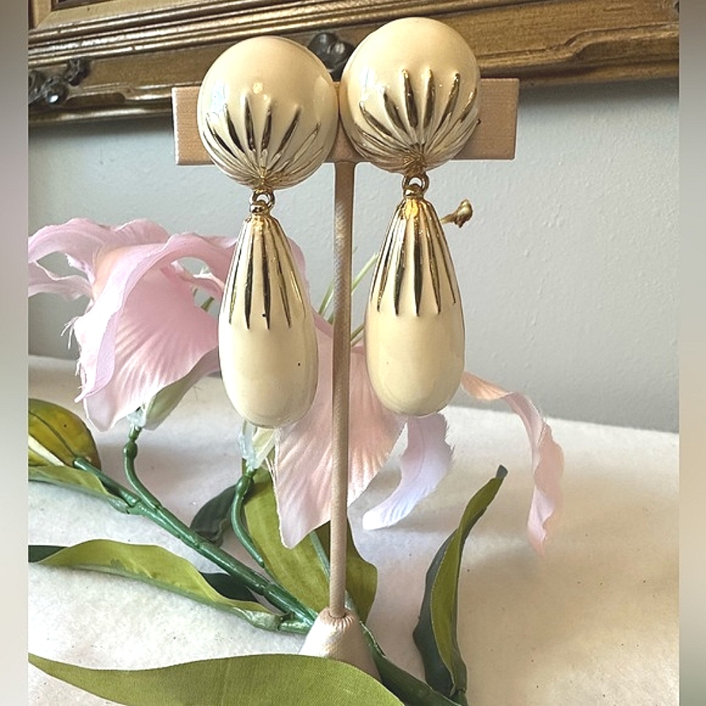Vintage Kenneth J Lane enamel clip on earrings.